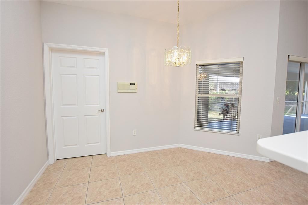 Под контрактом: $309,000 (3 спален, 2 ванн, 1959 Квадратных фут)