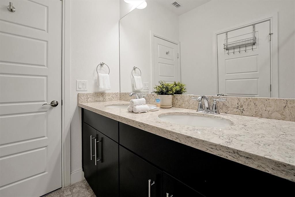 出租: $2,700 (5 贝兹, 5 浴室, 2340 平方英尺)