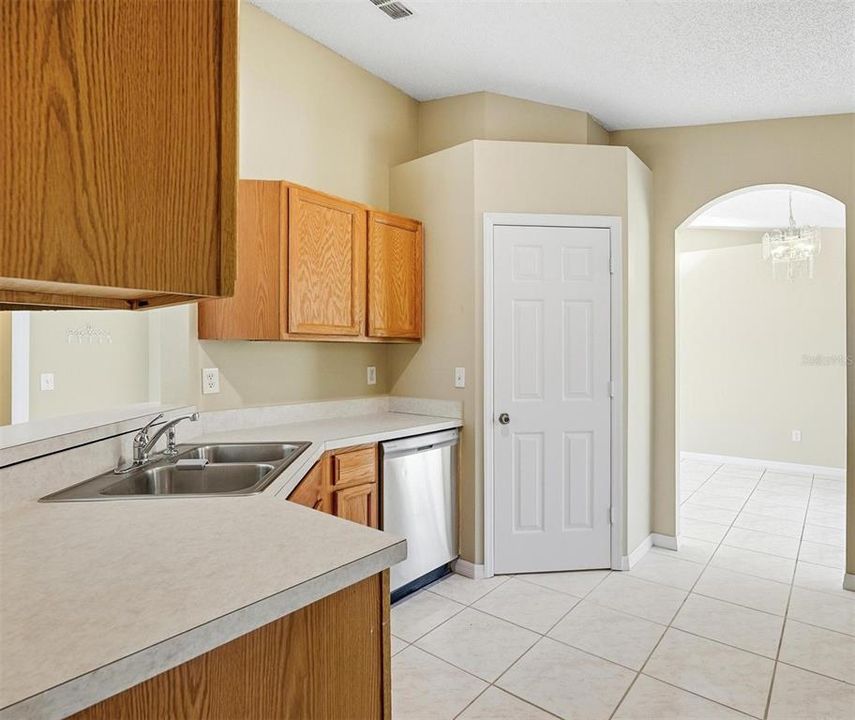 В аренду: $1,975 (4 спален, 2 ванн, 1640 Квадратных фут)