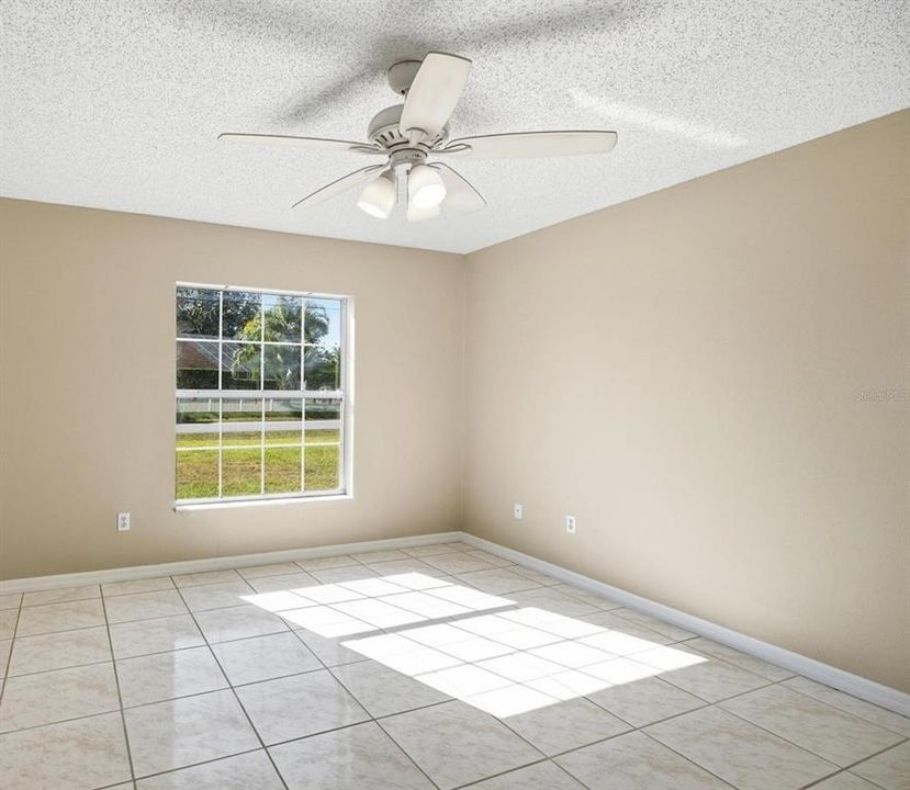 В аренду: $1,975 (4 спален, 2 ванн, 1640 Квадратных фут)