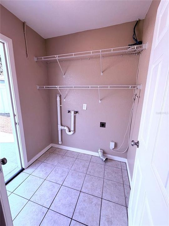 For Rent: $1,800 (2 beds, 1 baths, 910 Square Feet)