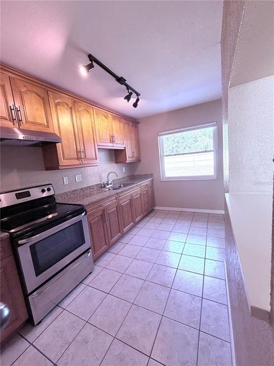 For Rent: $1,800 (2 beds, 1 baths, 910 Square Feet)