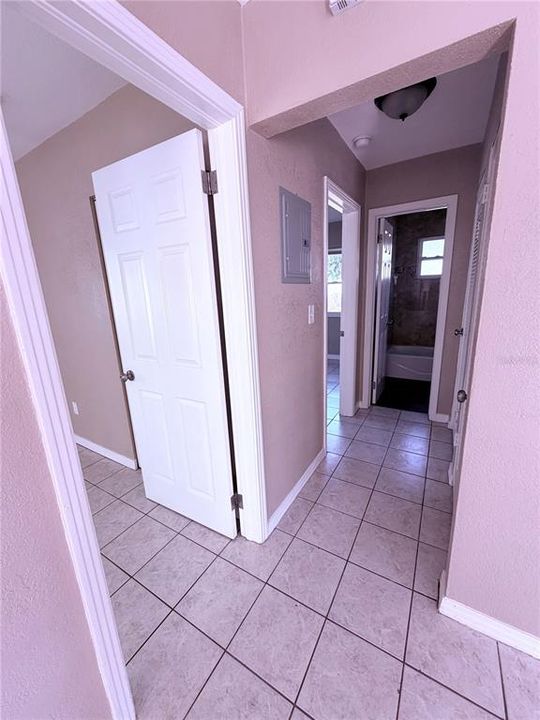 For Rent: $1,800 (2 beds, 1 baths, 910 Square Feet)