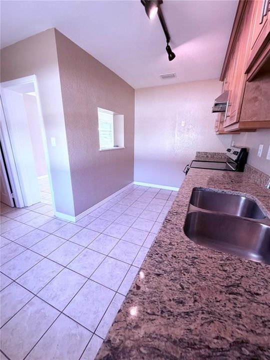 For Rent: $1,800 (2 beds, 1 baths, 910 Square Feet)