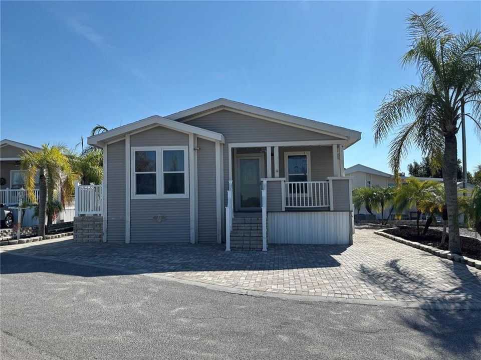 For Sale: $174,000 (2 beds, 3 baths, 975 Square Feet)