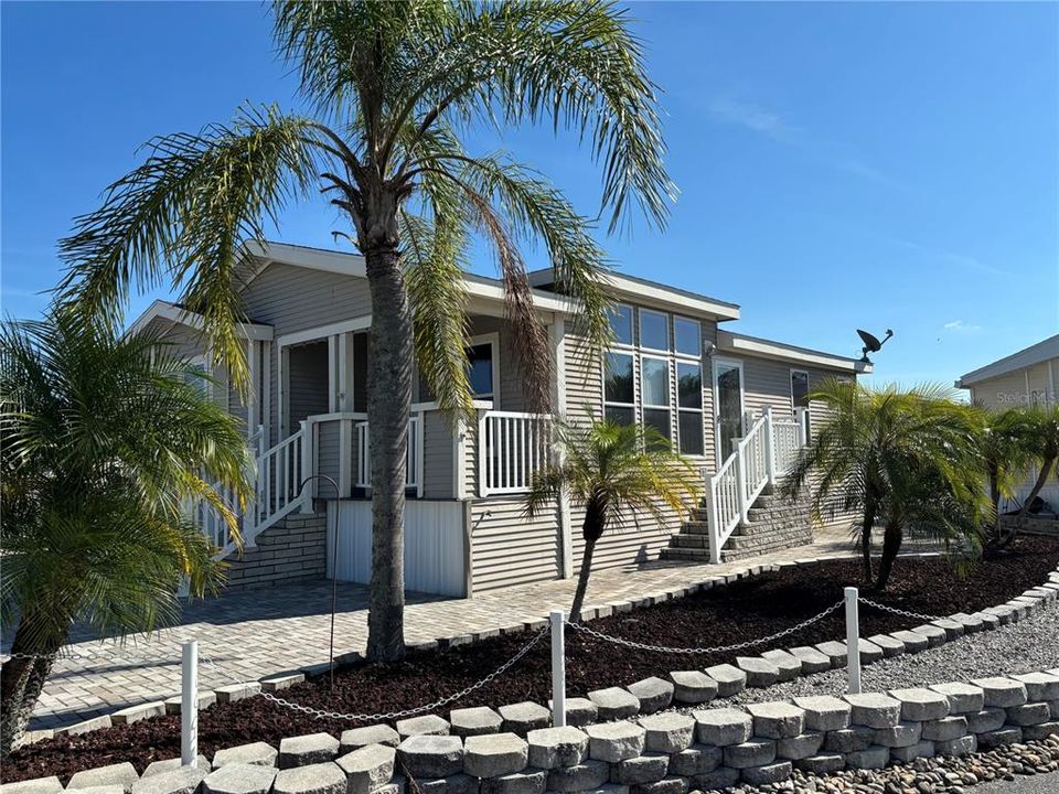 For Sale: $174,000 (2 beds, 3 baths, 975 Square Feet)