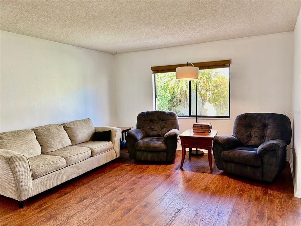 For Sale: $299,000 (2 beds, 2 baths, 1309 Square Feet)