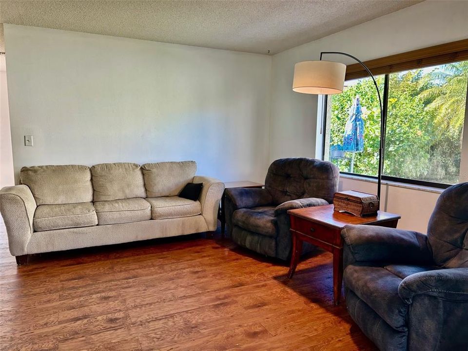 For Sale: $299,000 (2 beds, 2 baths, 1309 Square Feet)