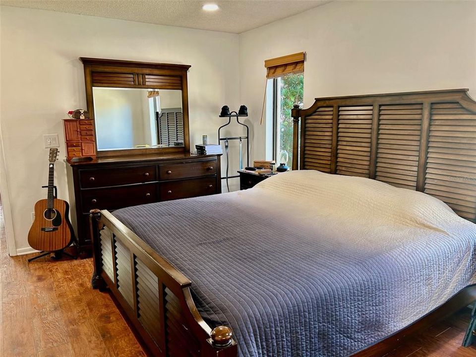 For Sale: $299,000 (2 beds, 2 baths, 1309 Square Feet)