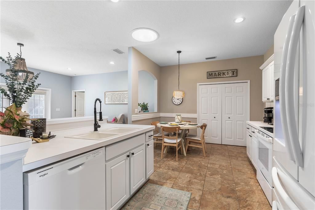 На продажу: $395,000 (3 спален, 2 ванн, 2026 Квадратных фут)