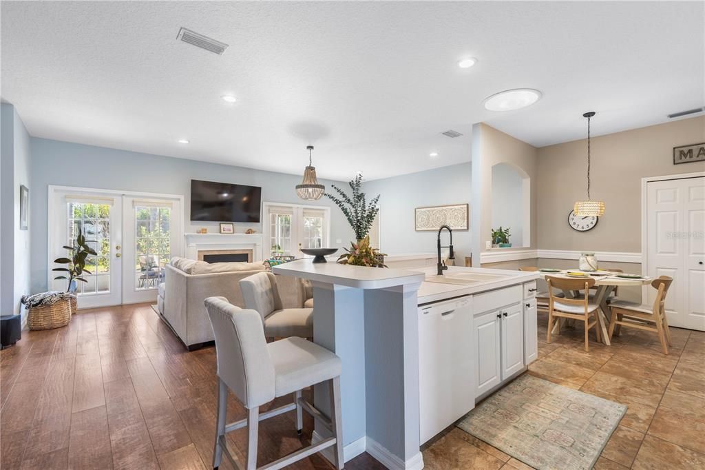 На продажу: $395,000 (3 спален, 2 ванн, 2026 Квадратных фут)