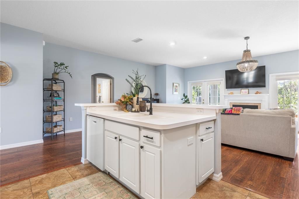 На продажу: $395,000 (3 спален, 2 ванн, 2026 Квадратных фут)