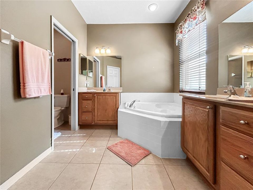 For Sale: $249,900 (2 beds, 2 baths, 1759 Square Feet)
