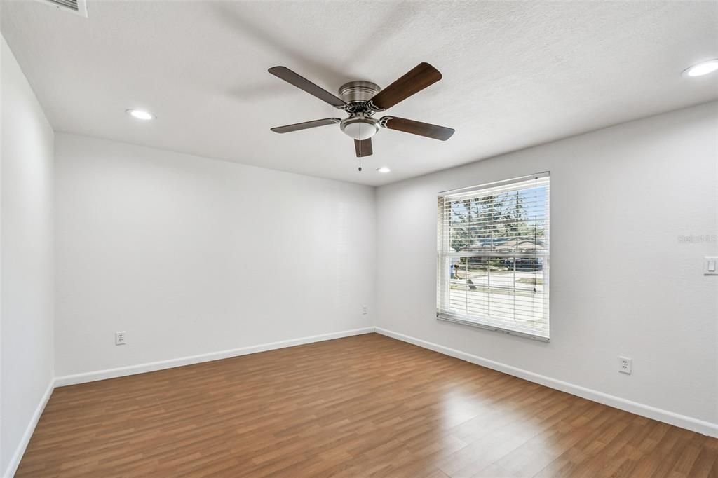 For Sale: $389,900 (5 beds, 3 baths, 1912 Square Feet)