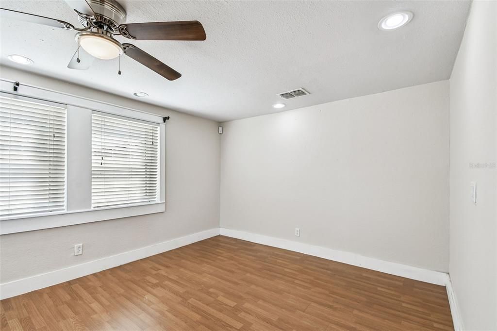 For Sale: $389,900 (5 beds, 3 baths, 1912 Square Feet)