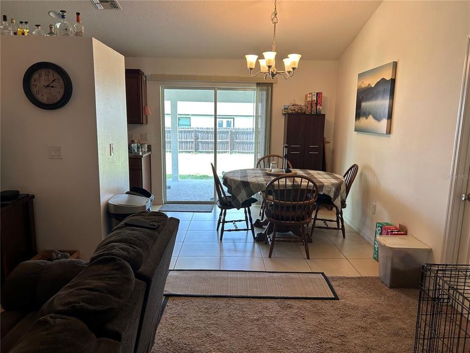 合同活跃: $354,900 (4 贝兹, 2 浴室, 1387 平方英尺)