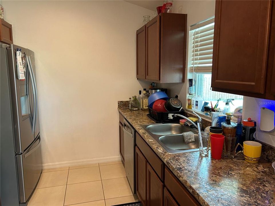 合同活跃: $354,900 (4 贝兹, 2 浴室, 1387 平方英尺)