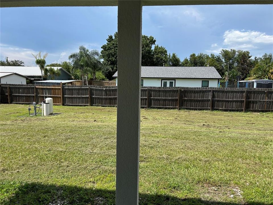 合同活跃: $354,900 (4 贝兹, 2 浴室, 1387 平方英尺)