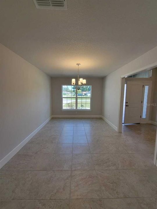 Под контрактом: $425,650 (4 спален, 3 ванн, 2115 Квадратных фут)