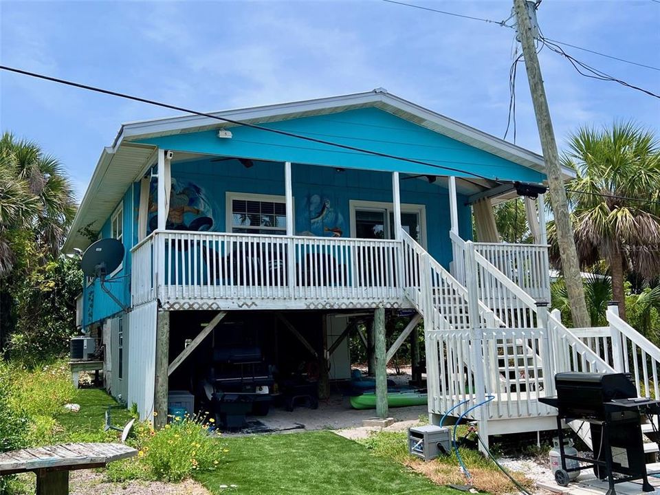 For Sale: $625,000 (2 beds, 2 baths, 884 Square Feet)