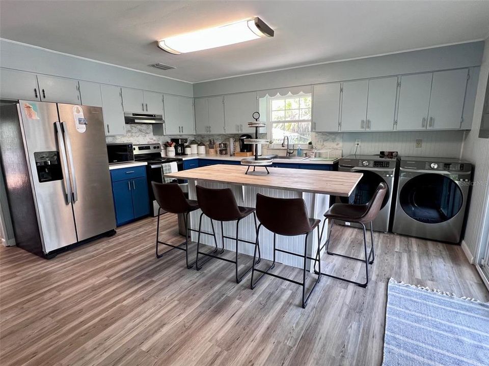 For Sale: $625,000 (2 beds, 2 baths, 884 Square Feet)