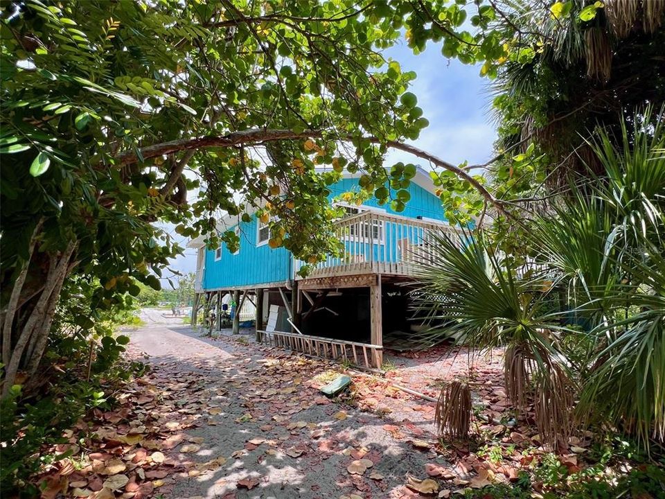 For Sale: $625,000 (2 beds, 2 baths, 884 Square Feet)