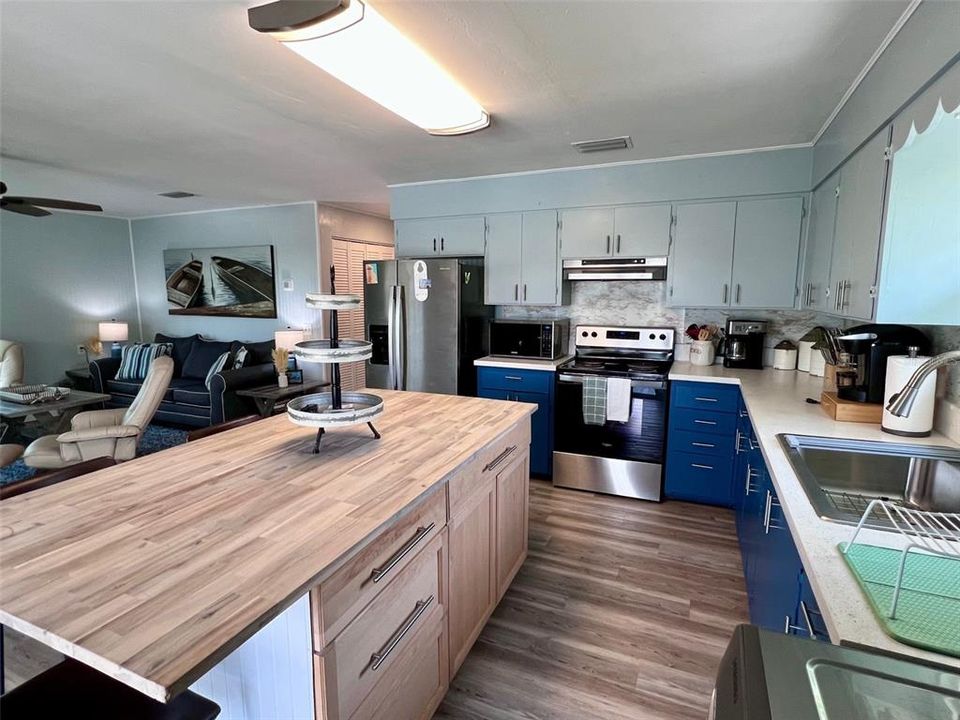 For Sale: $625,000 (2 beds, 2 baths, 884 Square Feet)