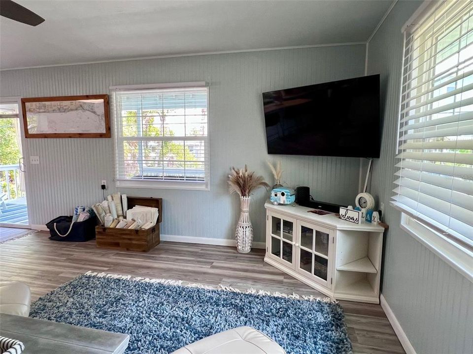 For Sale: $625,000 (2 beds, 2 baths, 884 Square Feet)