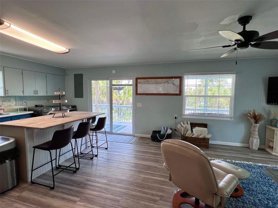 For Sale: $625,000 (2 beds, 2 baths, 884 Square Feet)