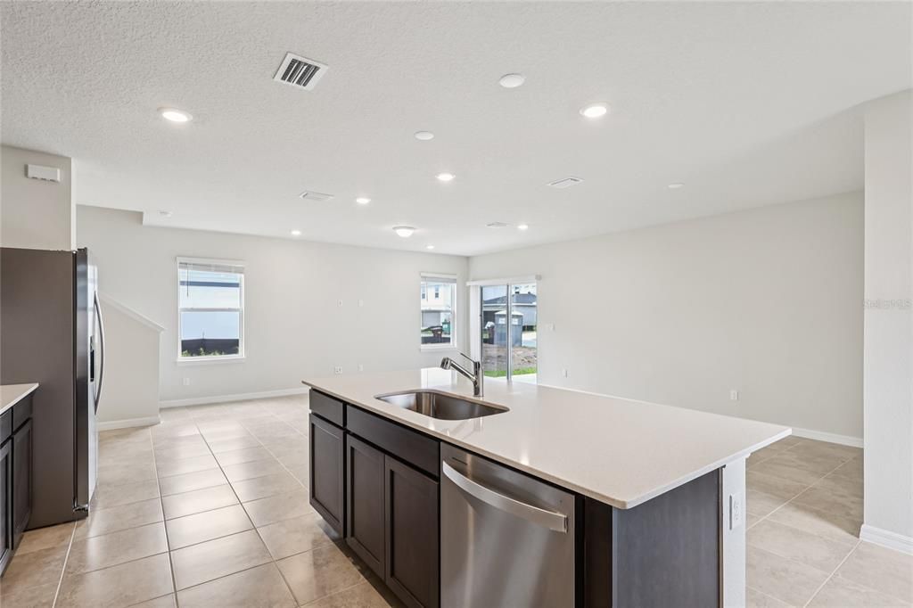 出租: $2,290 (4 贝兹, 3 浴室, 2341 平方英尺)