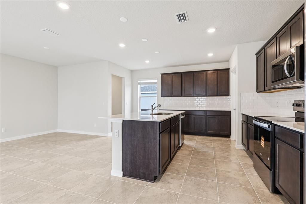 出租: $2,290 (4 贝兹, 3 浴室, 2341 平方英尺)