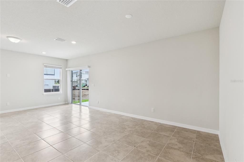 出租: $2,290 (4 贝兹, 3 浴室, 2341 平方英尺)