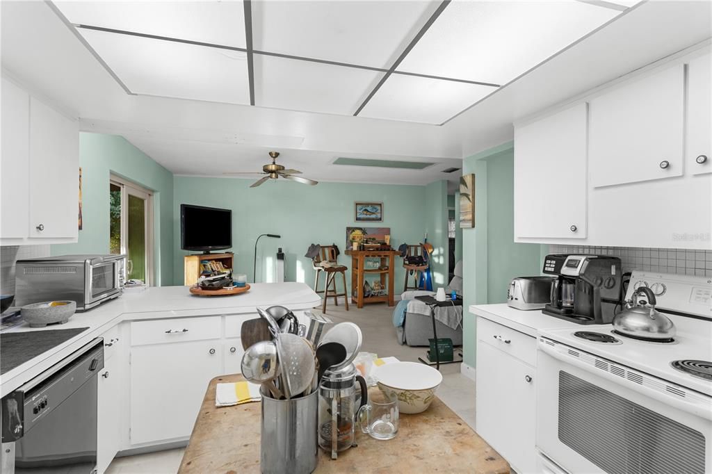 Active With Contract: $439,000 (3 beds, 2 baths, 1661 Square Feet)