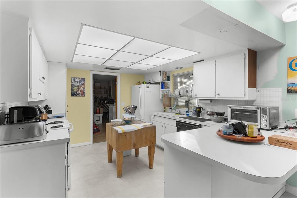 Active With Contract: $439,000 (3 beds, 2 baths, 1661 Square Feet)