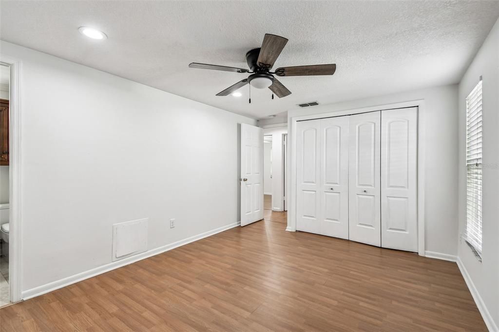 For Sale: $389,900 (0 beds, 0 baths, 1912 Square Feet)