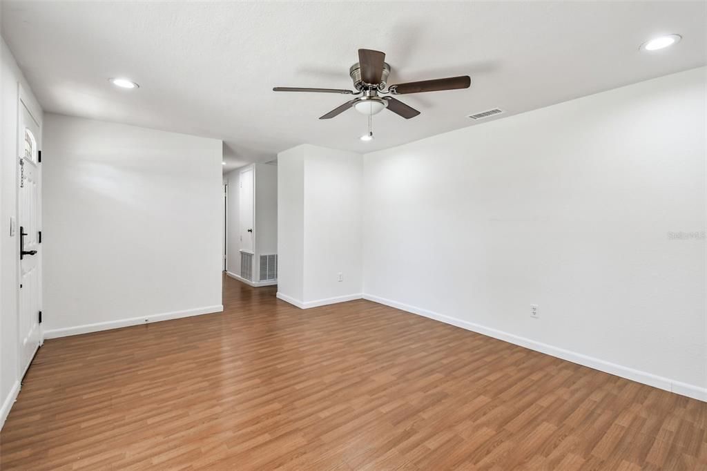 For Sale: $389,900 (0 beds, 0 baths, 1912 Square Feet)