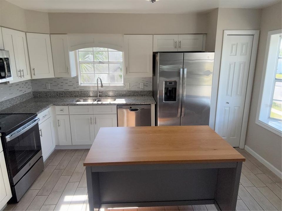 待售: $515,000 (4 贝兹, 3 浴室, 2400 平方英尺)