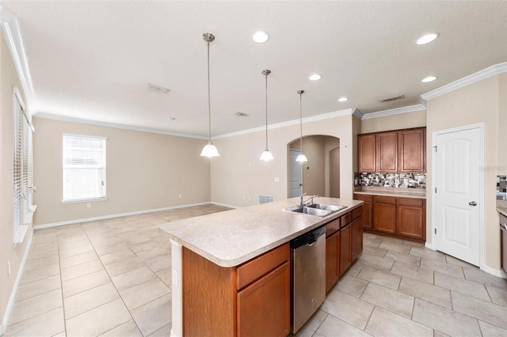 В аренду: $2,650 (4 спален, 3 ванн, 2097 Квадратных фут)