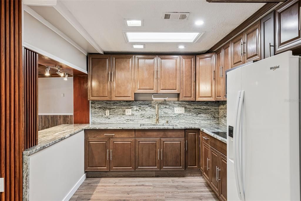 На продажу: $375,000 (3 спален, 2 ванн, 2030 Квадратных фут)