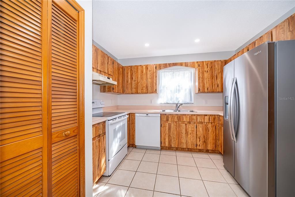 合同活跃: $364,900 (3 贝兹, 2 浴室, 1274 平方英尺)