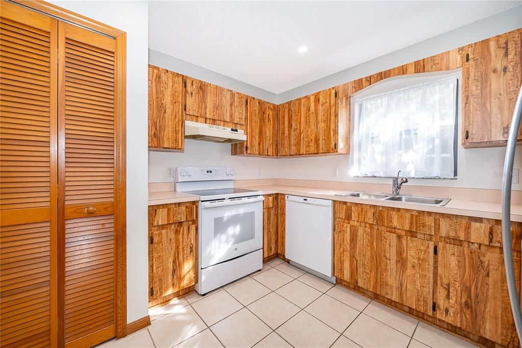 合同活跃: $364,900 (3 贝兹, 2 浴室, 1274 平方英尺)