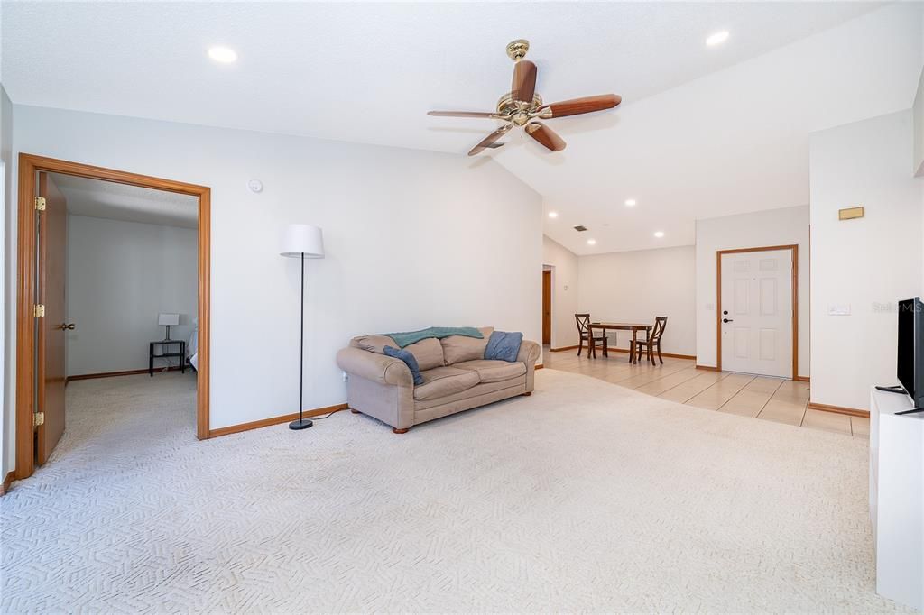 合同活跃: $364,900 (3 贝兹, 2 浴室, 1274 平方英尺)