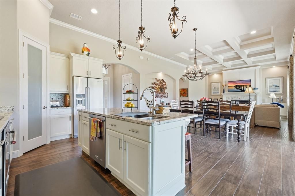 Под контрактом: $675,000 (3 спален, 2 ванн, 2130 Квадратных фут)