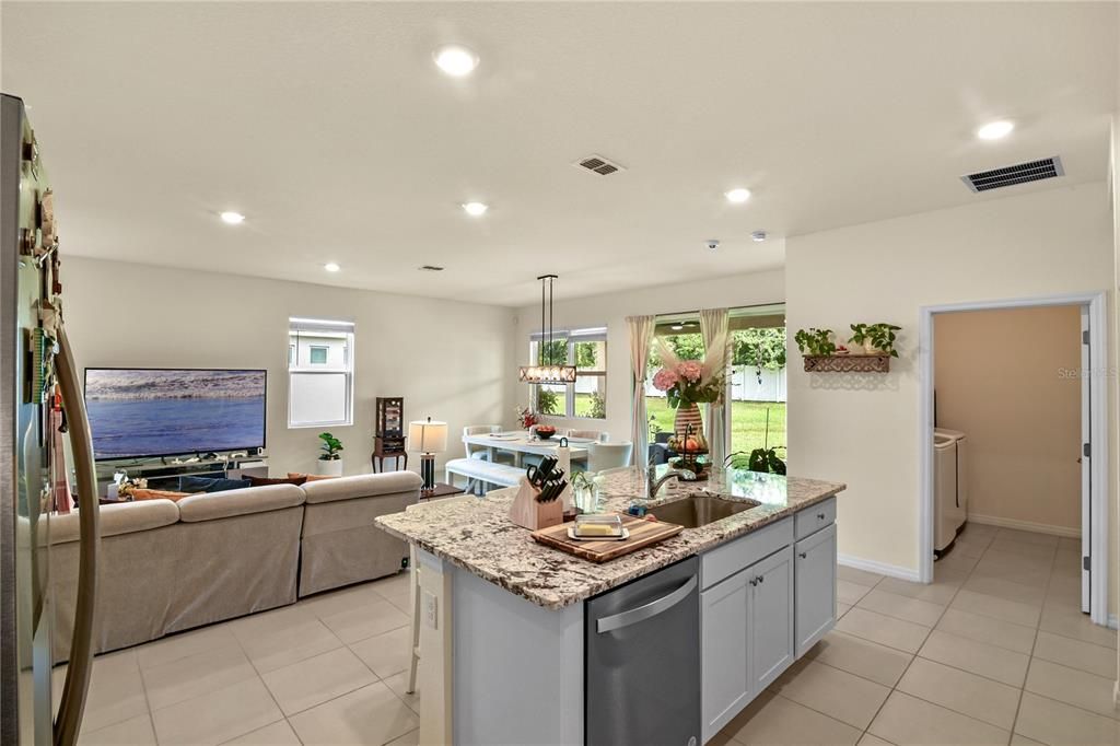 В аренду: $2,100 (3 спален, 2 ванн, 1813 Квадратных фут)