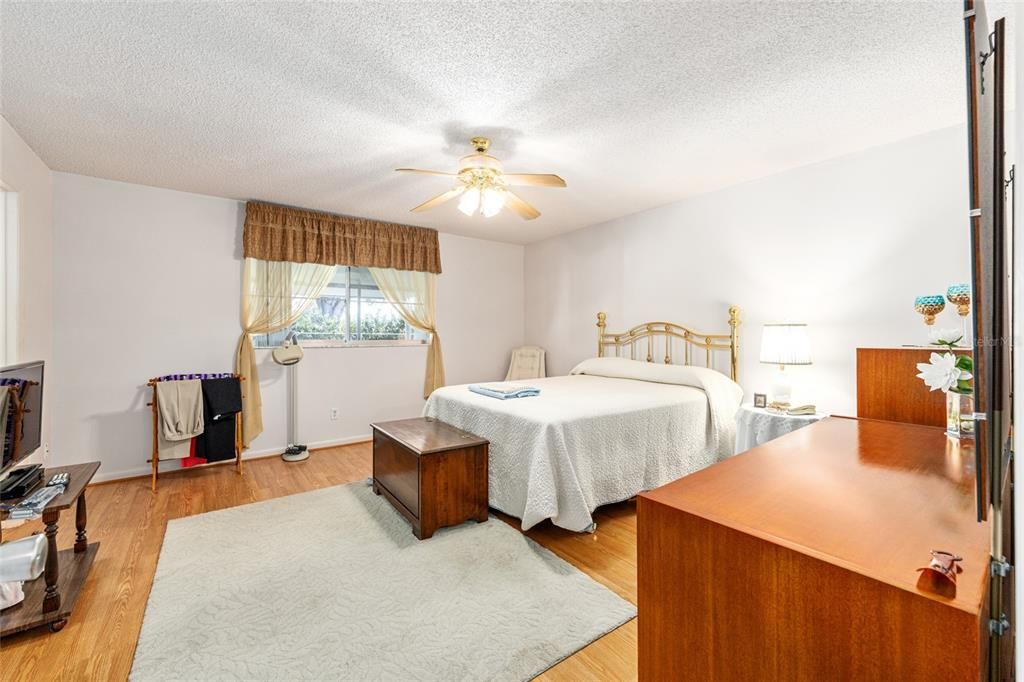 For Sale: $189,900 (2 beds, 2 baths, 1748 Square Feet)