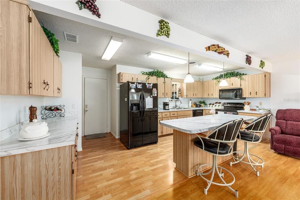 For Sale: $189,900 (2 beds, 2 baths, 1748 Square Feet)