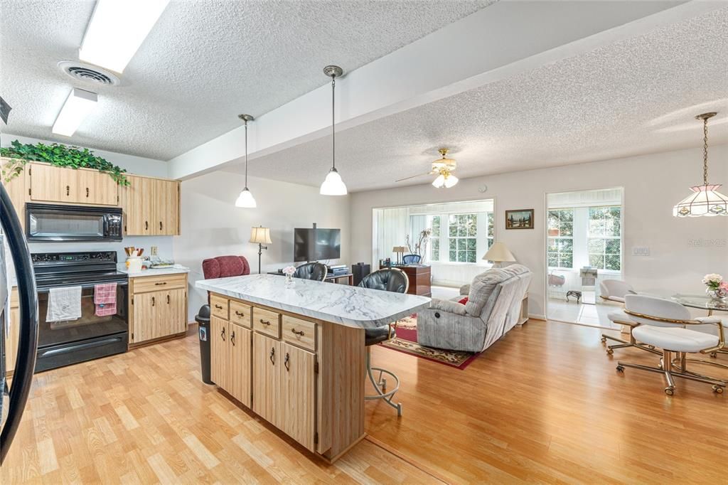 For Sale: $189,900 (2 beds, 2 baths, 1748 Square Feet)