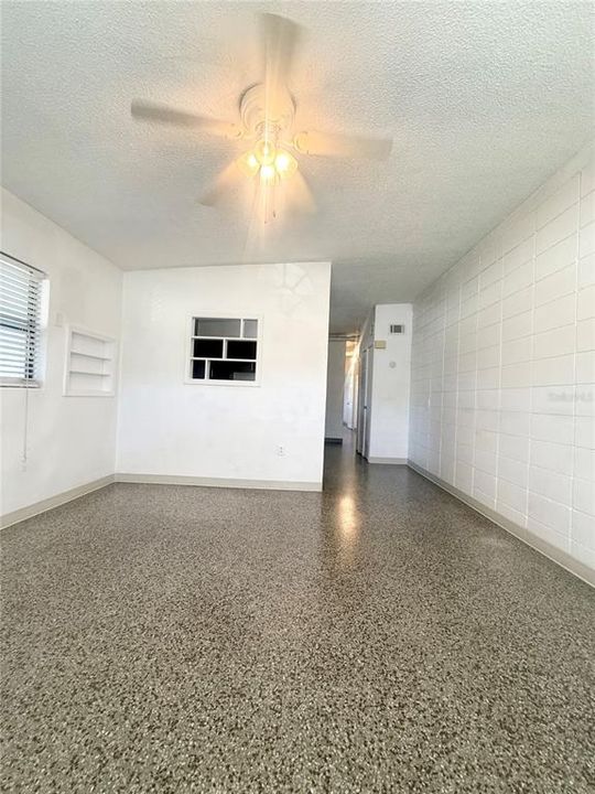 合同活跃: $1,400 (4 贝兹, 2 浴室, 1400 平方英尺)