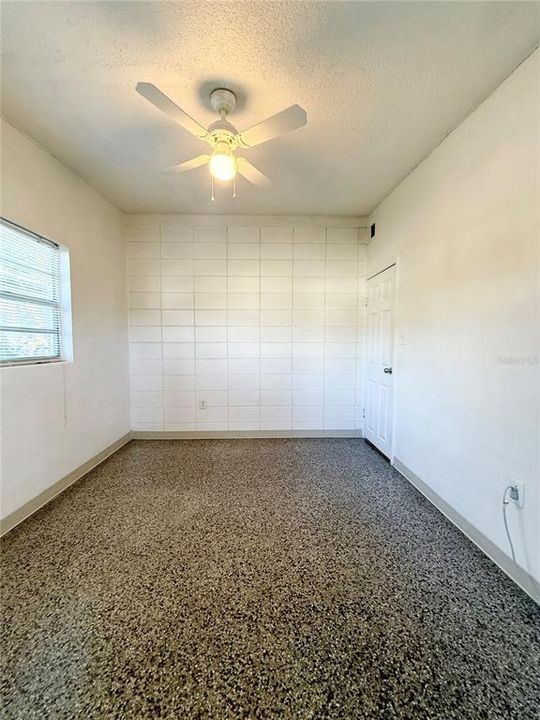 合同活跃: $1,400 (4 贝兹, 2 浴室, 1400 平方英尺)