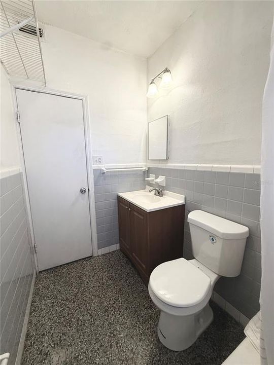 合同活跃: $1,400 (4 贝兹, 2 浴室, 1400 平方英尺)